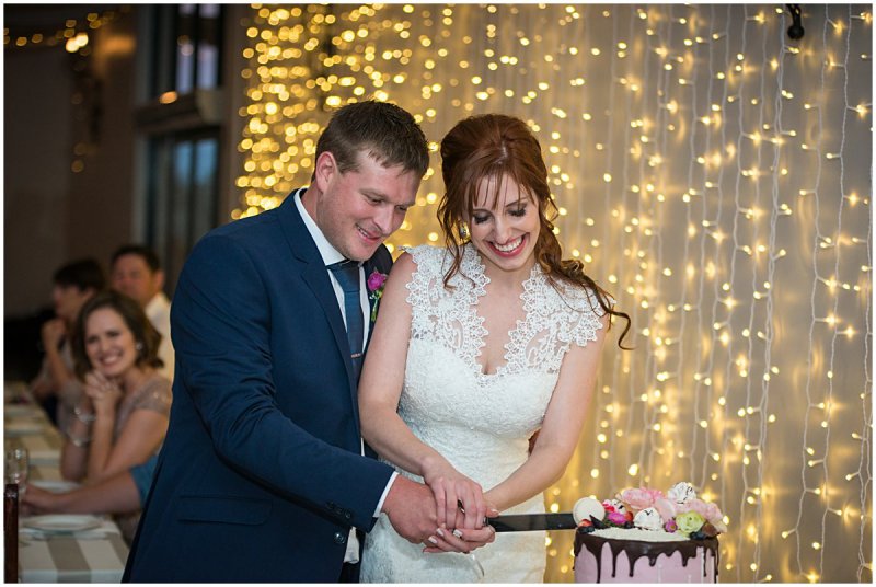 cutting the cake allesverloren wedding
